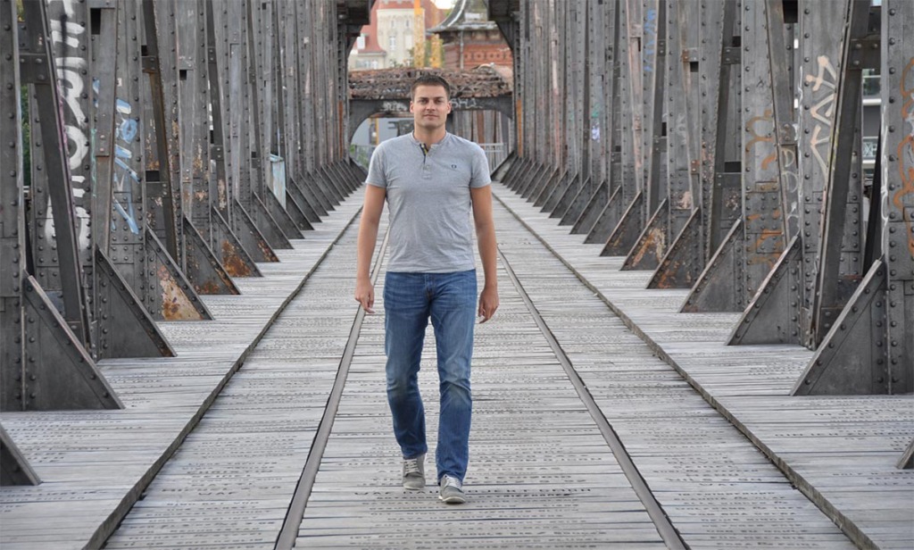 Martin Hoffmann im August 2014 (Foto: Dietz Schwiesau) Martin Hoffmann läuft über eine Brücke